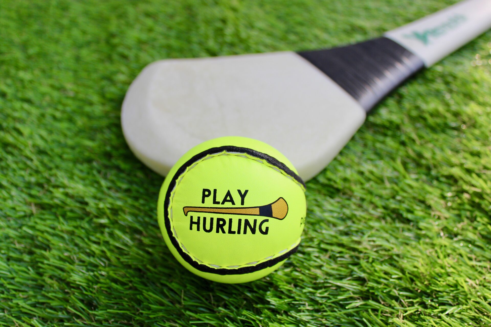 Details about  / Taille 5 Sliotar Illuminous Néon Jaune Gaa Hurling Camogie Gaelic SPORTS